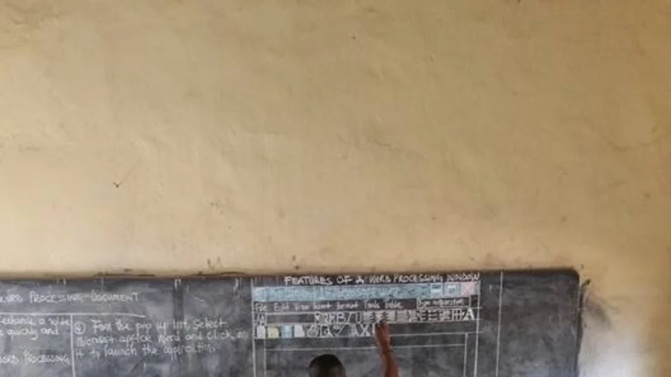 Un profesor de Ghana enseña Word solo con un pizarrón