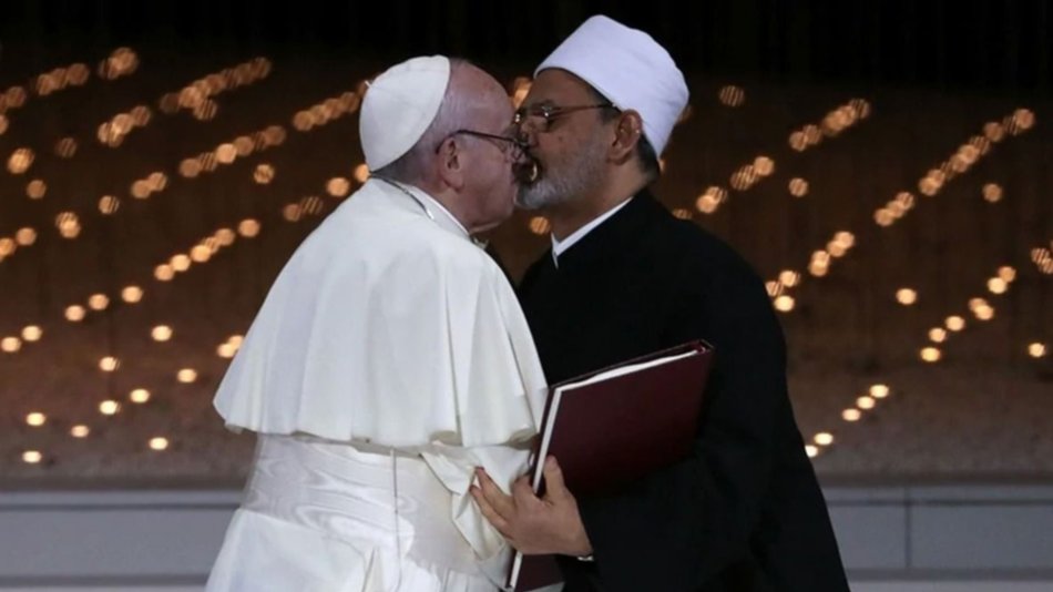 La foto del beso del Papa que recorrió el mundo: "O construimos futuro juntos o no habrá futuro”, dijo