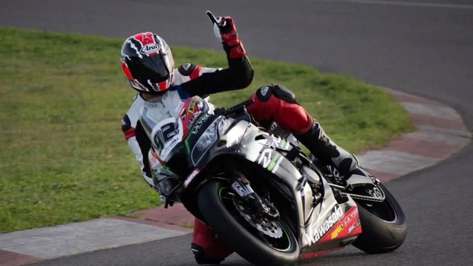 Zárate prueba la moto para el desafío de la superbike