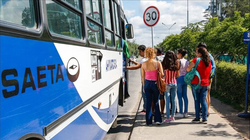 Juntaron firmas contra el aumento  del boleto de  colectivo	