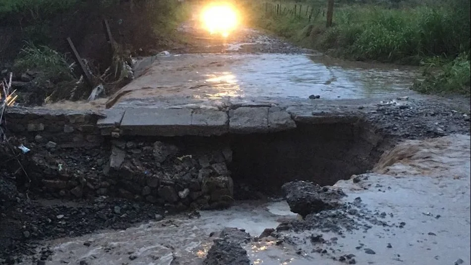 Las lluvias  rompen de nuevo  el puente a Sumalao