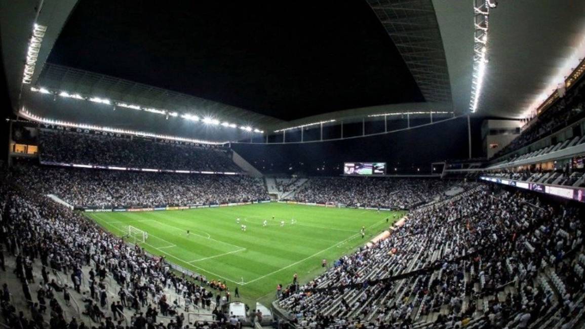Racing visita a Corinthians, tras el escándalo del caso Centurión
