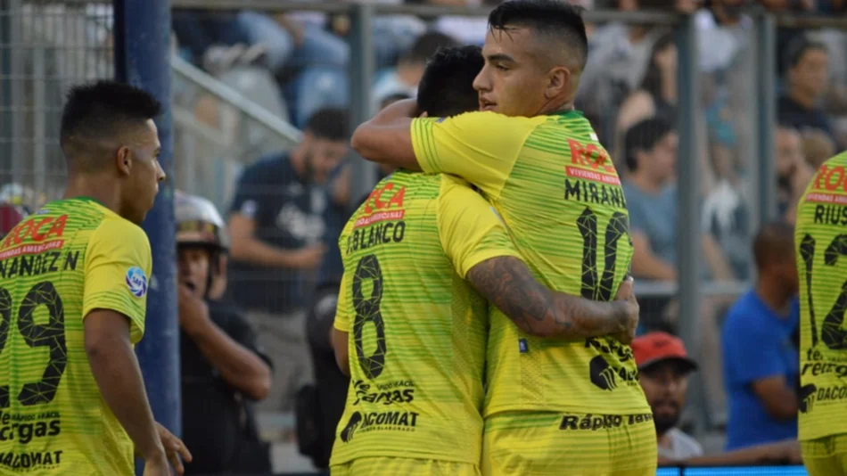Defensa y Justicia mira a todos desde arriba