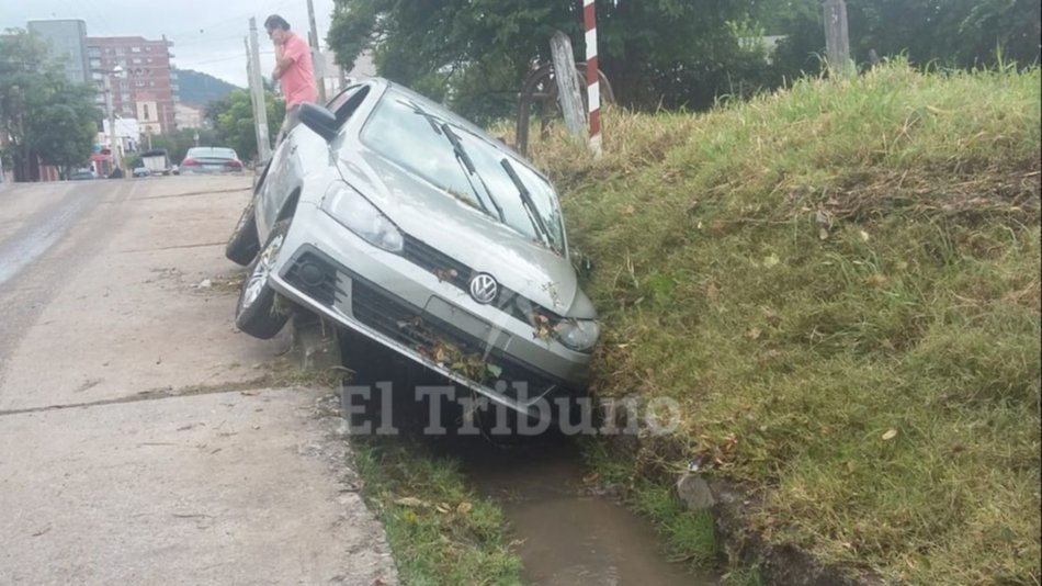 Desbordó el canal Oeste e inundó casas
