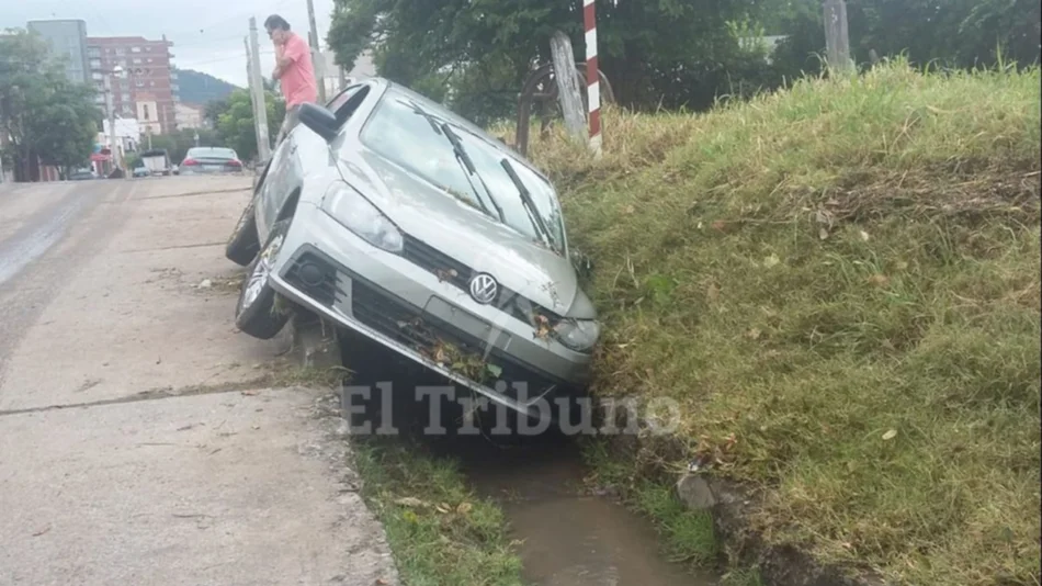 Desbordó el canal Oeste e inundó casas