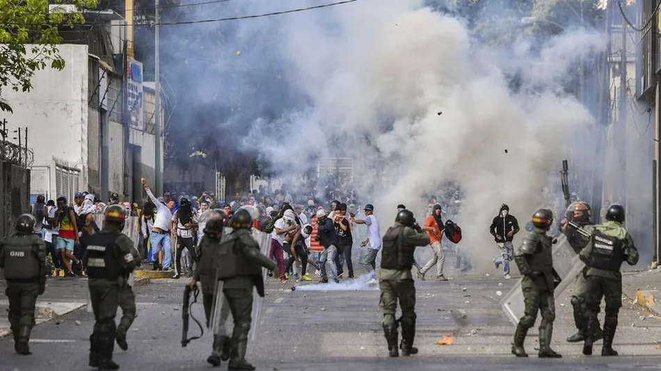 Analistas señalan que una caída de Maduro beneficiaría a Cambiemos 