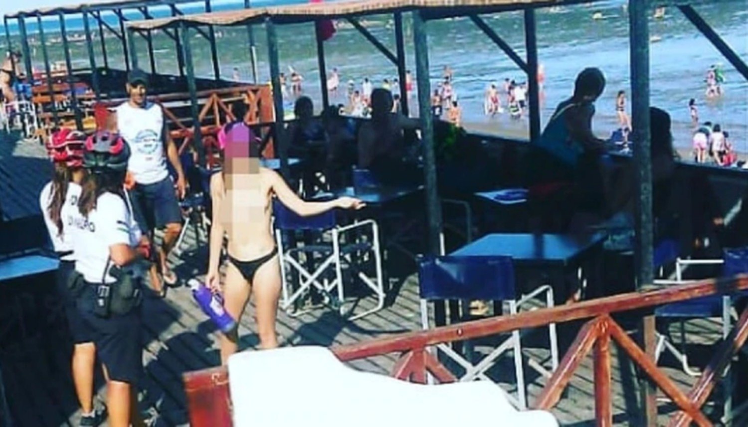 Una mujer hizo topless en un balneario de Las Grutas: Los turistas llamaron  a la Policía