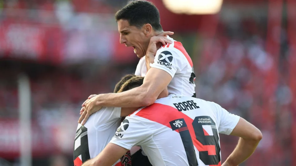 Con diez hombres, River ganó de local y se afirma en la punta