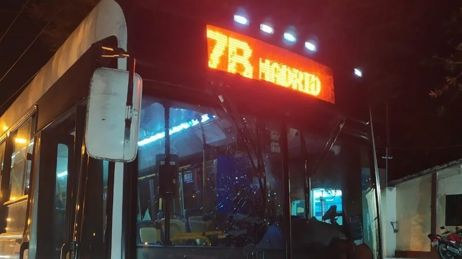 Otros dos colectivos de Saeta fueron atacados hoy en barrio Castañares
