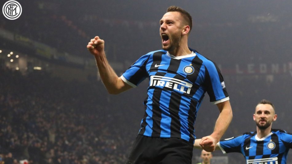 Inter le ganó el clásico a Milan y alcanzó a Juventus