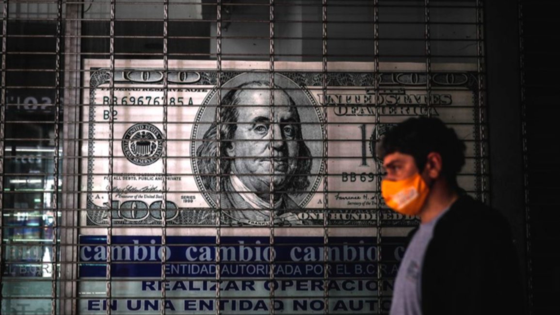 El dólar blue cae en Buenos Aires y es más barato que el oficial, qué pasó en Salta