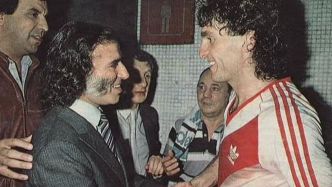 Menem y el deporte: los títulos de River y los partidos con diferentes selecciones