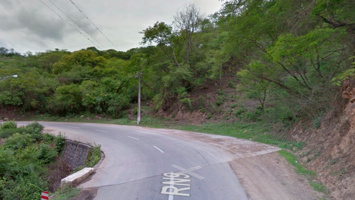  Taxista volcó en la cornisa y se  salvó de milagro