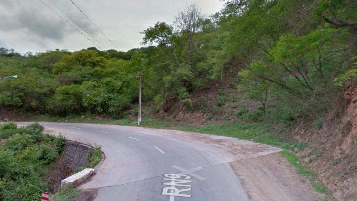  Taxista volcó en la cornisa y se  salvó de milagro
