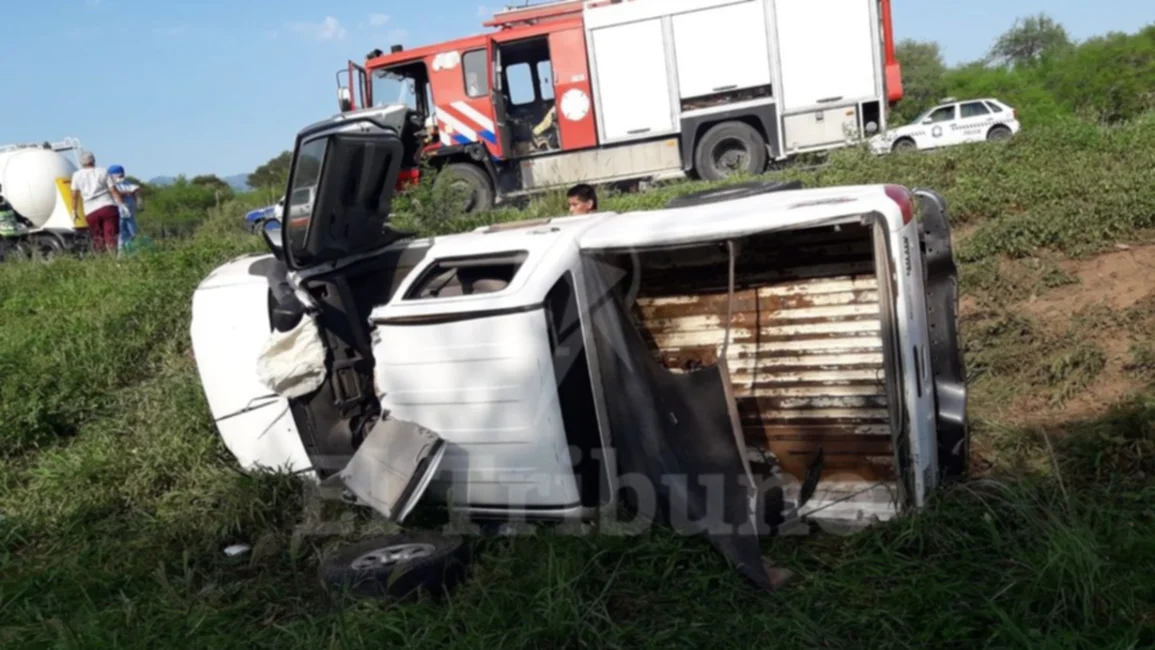 Una camioneta chocó a un camión y volcó en la ruta 34: el conductor quedó atrapado 