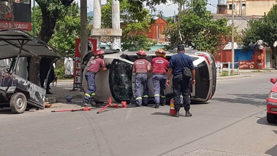 Un automóvil chocó y volcó en el barrio Lamadrid