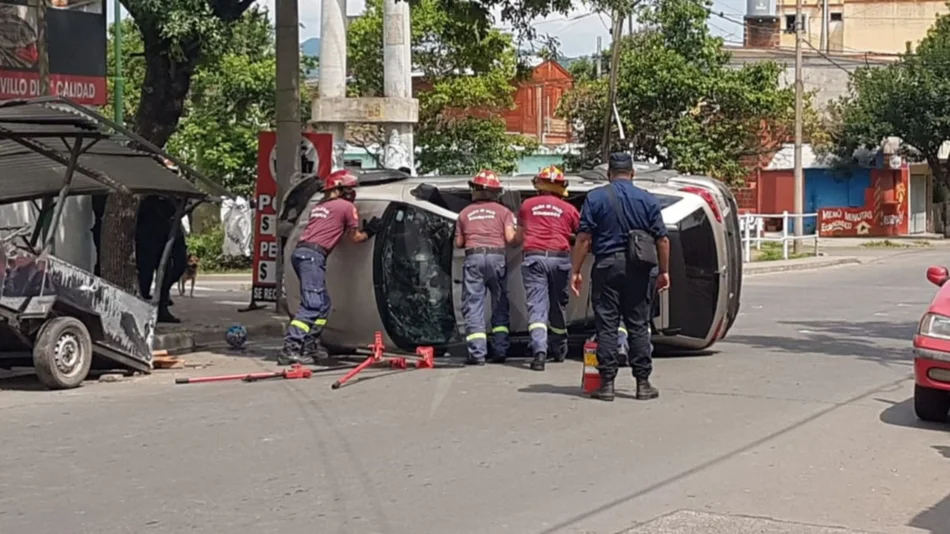 Un automóvil chocó y volcó en el barrio Lamadrid