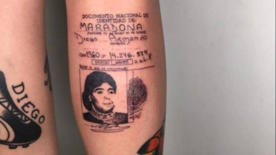 Se tatuó  el DNI de Maradona y recibió una grata respuesta de Gianinna