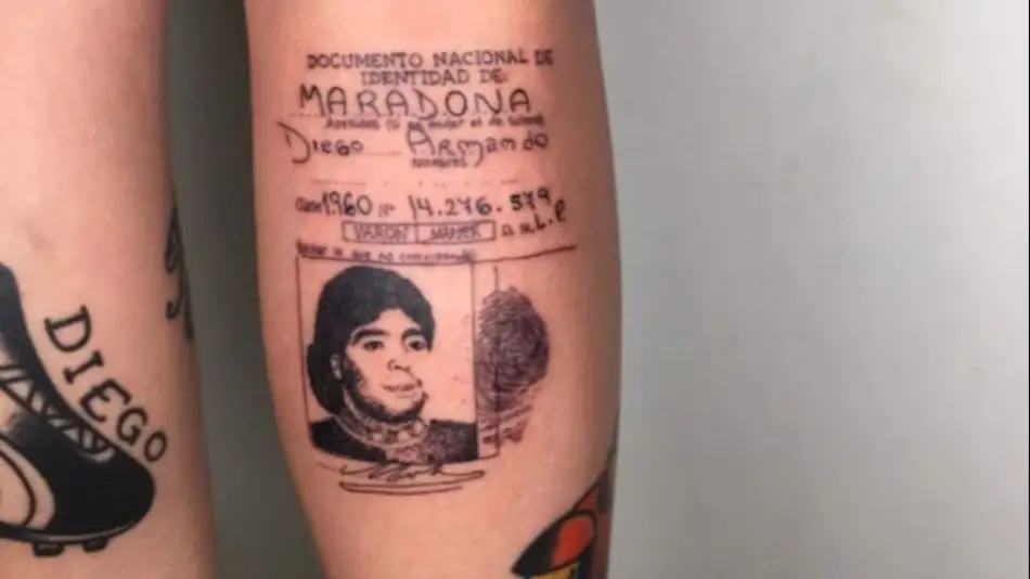 Se tatuó  el DNI de Maradona y recibió una grata respuesta de Gianinna