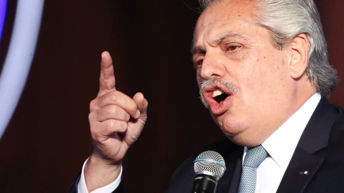  Alberto  cuestionó a  los críticos de  su viaje