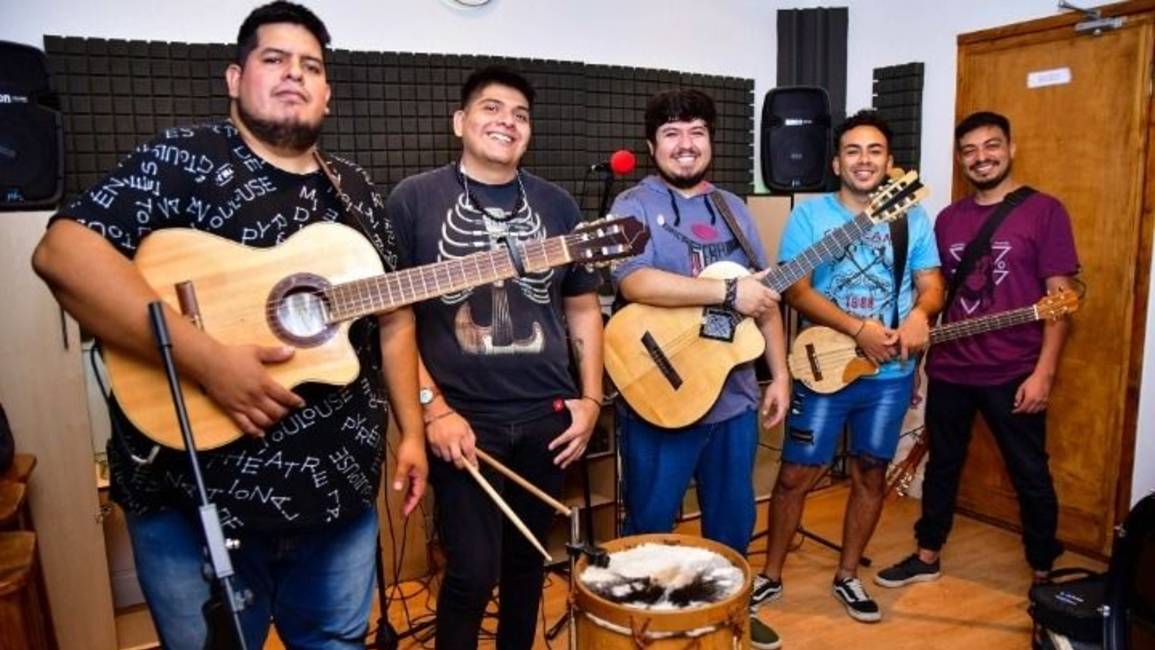El grupo folclórico Baguales lleva su música al bar del Mercado Artesanal