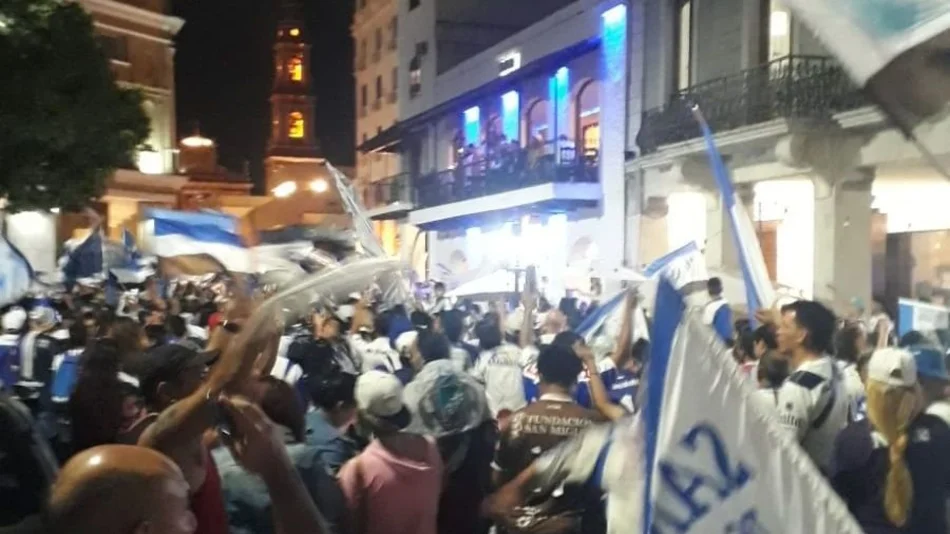 La plaza 9 de Julio se llenó de hinchas de Juventud para festejar el ascenso