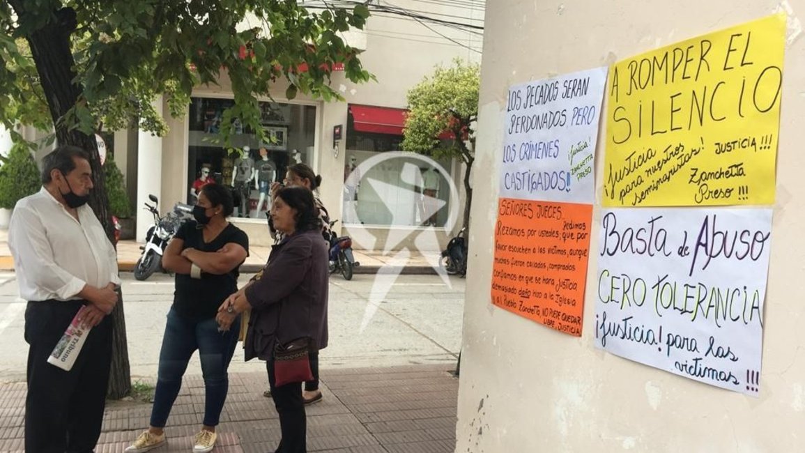Con carteles, reclaman Justicia y piden apoyo para los seminaristas y curas que denunciaron a Zanchetta