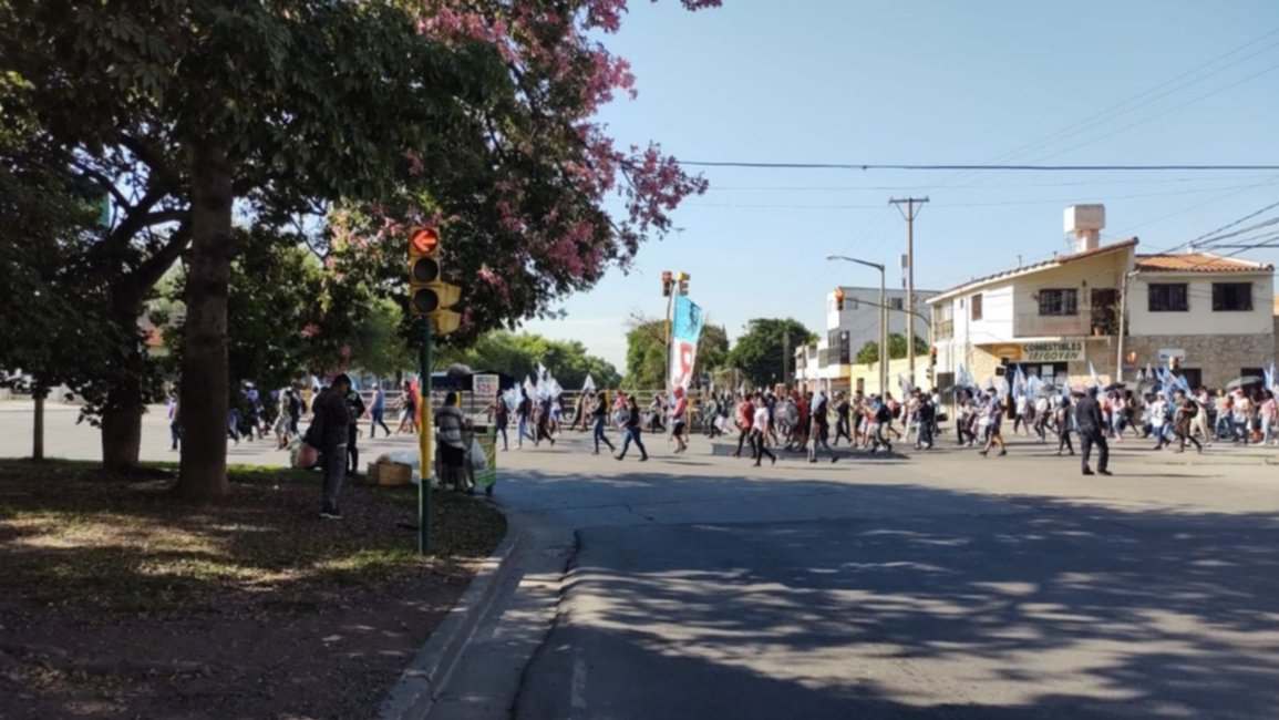 En Salta, las organizaciones sociales se sumaron al "piquetazo nacional" 