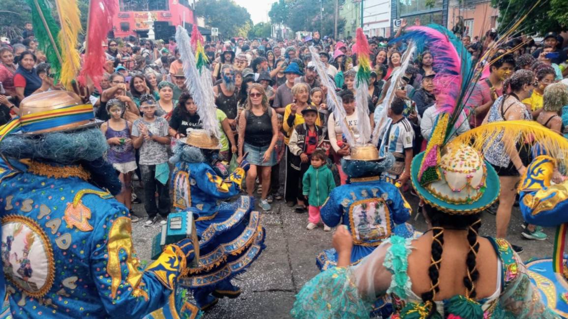 VIDEOS: Comenzó la fiesta del desentierro del carnaval en el paseo de Los Poetas