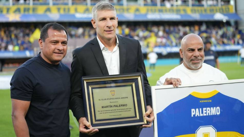 Efusivo homenaje a Palermo en la Bombonera, pero con Riquelme ausente