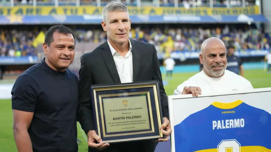 Efusivo homenaje a Palermo en la Bombonera, pero con Riquelme ausente