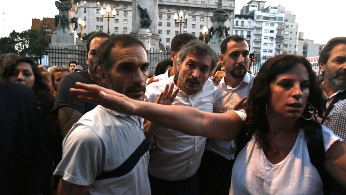 Diputados kirchneristas salieron del recinto para encontrarse con los manifestantes en el Congreso