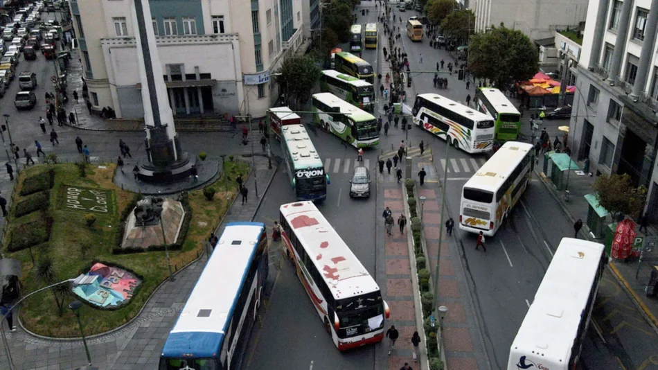 Bloqueos de rutas afectan a miles de autos y pasajeros en Bolivia