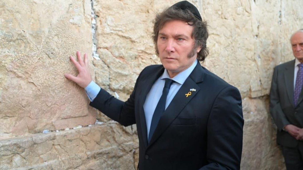 Javier Milei descartó dolarizar la economía este año