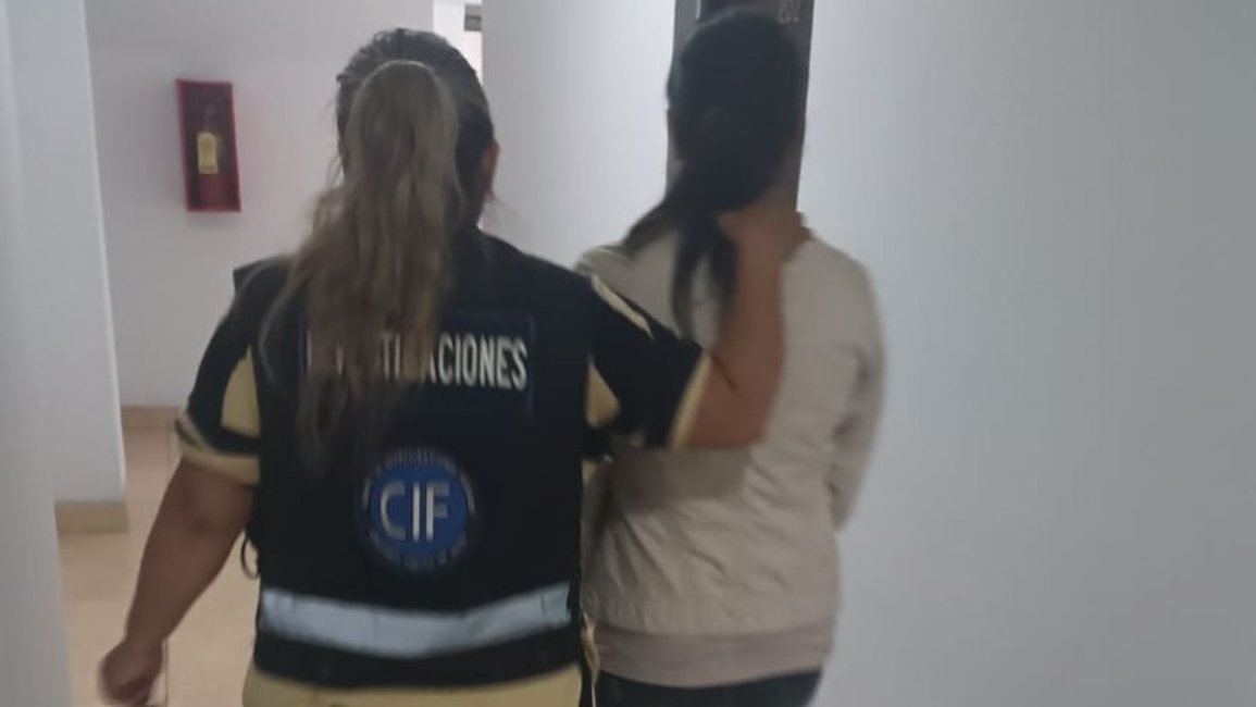 La mujer que realizó 25 estafas de turismo seguirá detenida mientras avanza la investigación 