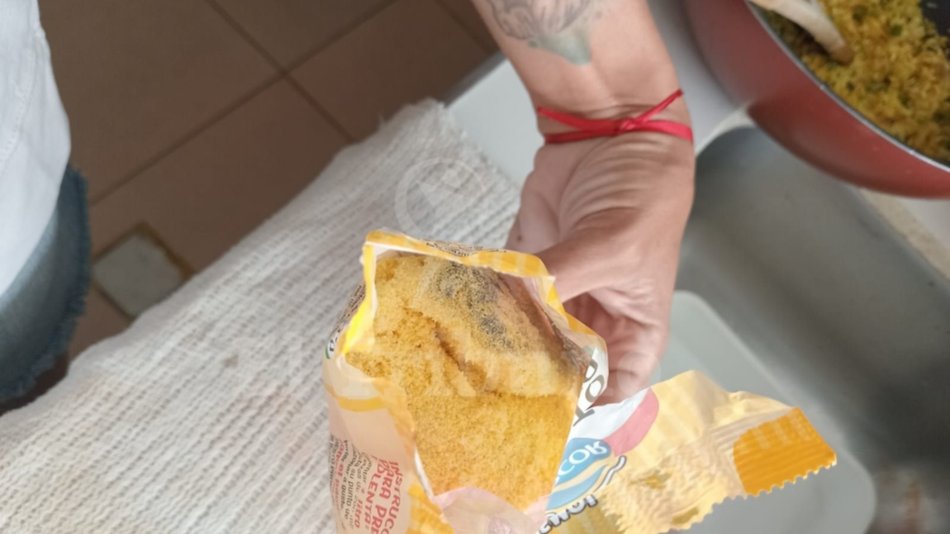 Salteña se encontró con una rata dentro de un paquete de polenta 