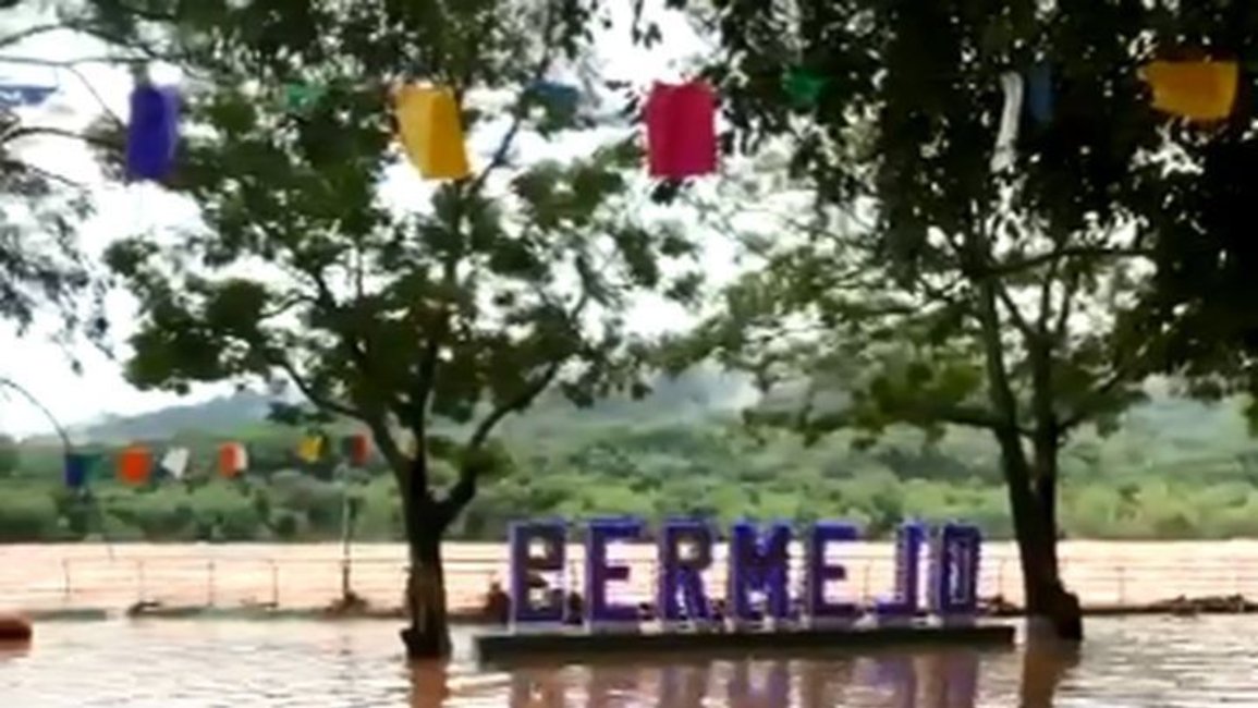 El Bermejo sufre la peor crecida en 24 años: cerraron el puerto Chalanas