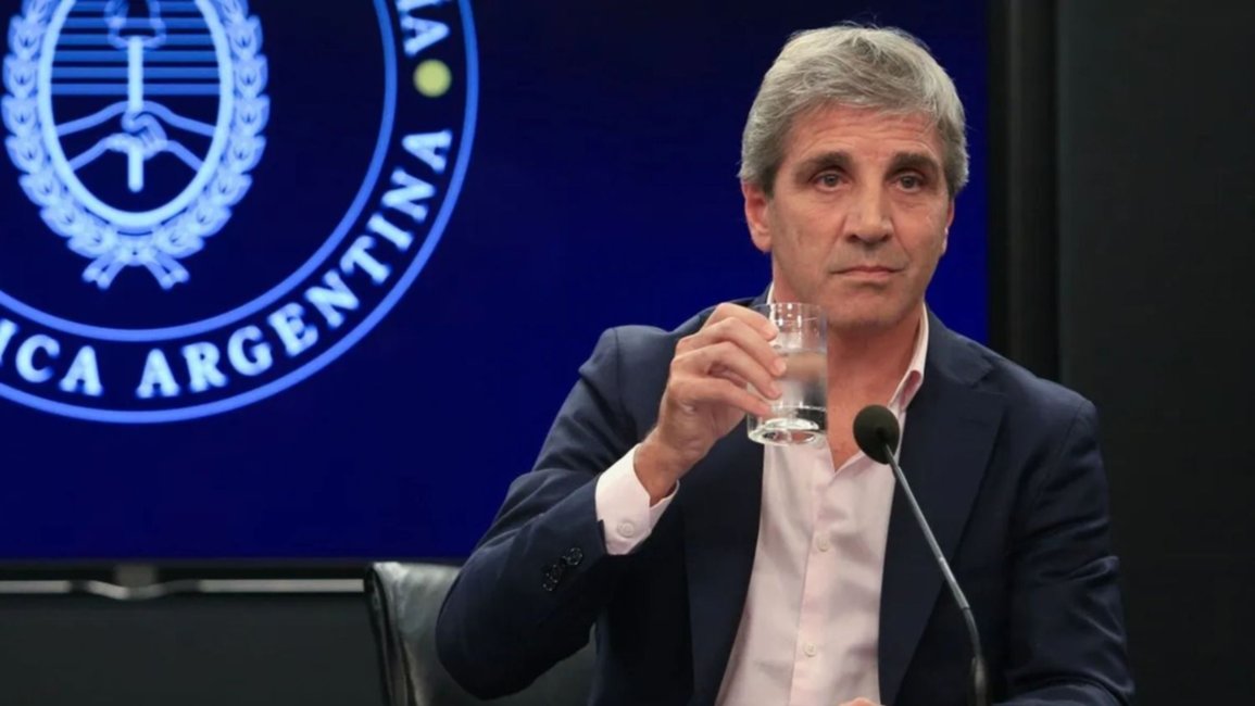 Caputo asegura que los jubilados tendrán una "recomposición del 30%" y un bono en marzo 