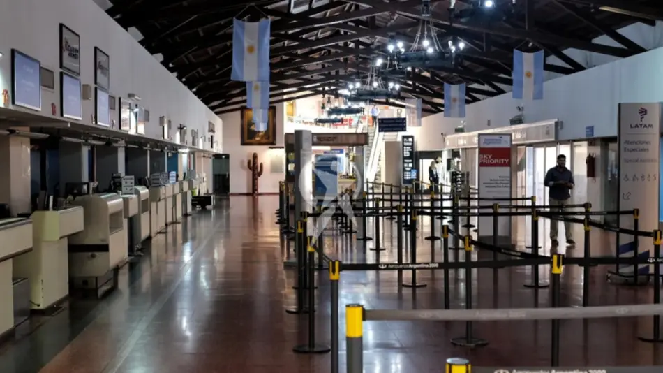 El aeropuerto Martín Miguel de Güemes prácticamente desierto debido al paro de trabajadores aeronáuticos