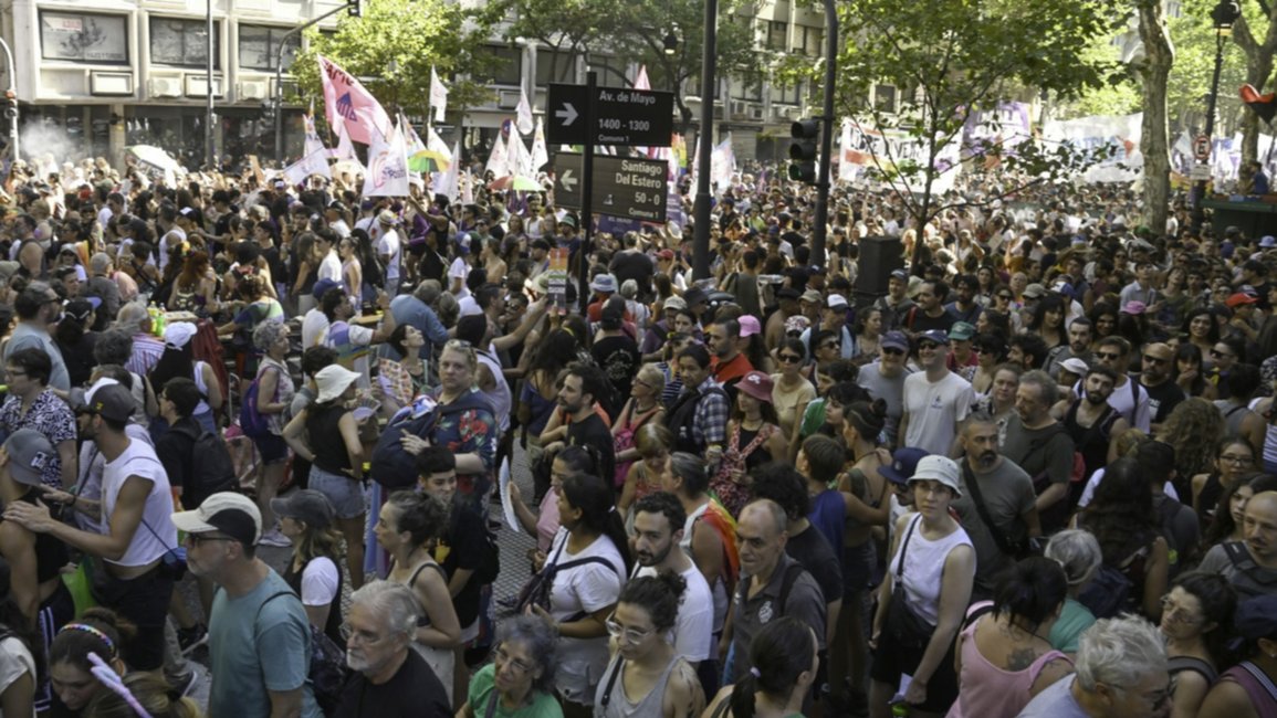 El colectivo LGTBIQ+ se movilizó a Plaza de Mayo: críticas a Javier Milei y fuerte presencia de la oposición