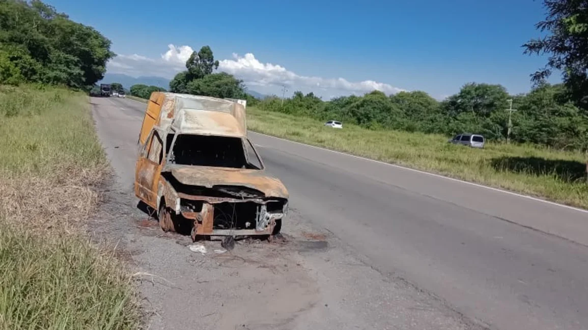 Un auto siniestrado lleva meses abandonado en la banquina del ingreso a Salta