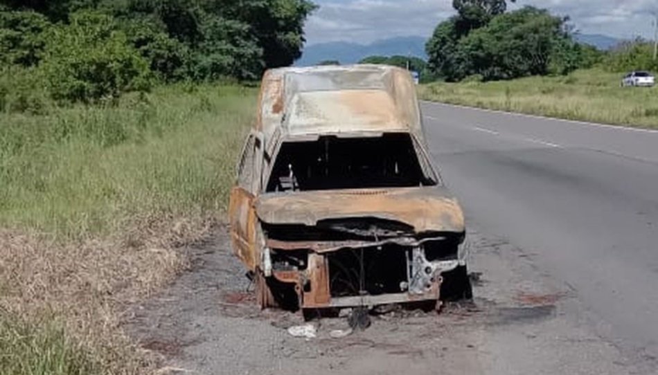 Un auto siniestrado lleva meses abandonado en la banquina del ingreso a Salta- Un auto siniestrado lleva meses abandonado en la banquina del ingreso a Salta