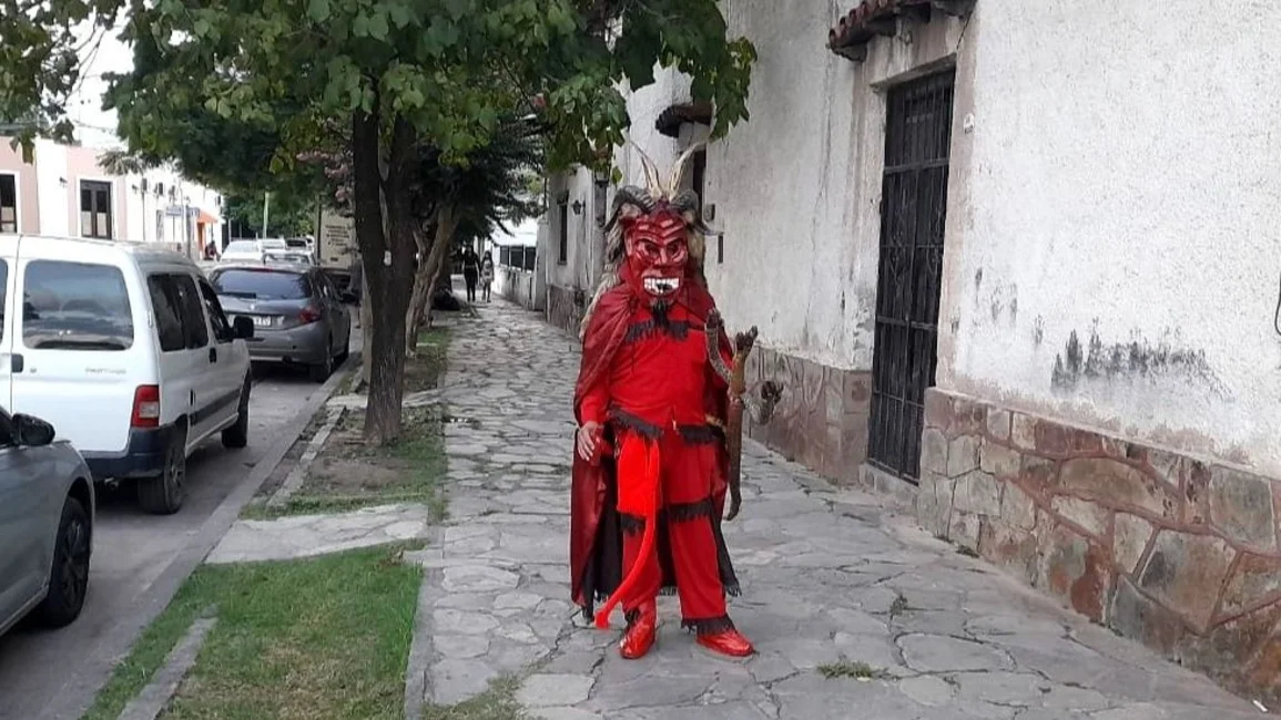 El Diablo anda suelto en Cerrillos: hasta se toma un café y charla con los vecinos