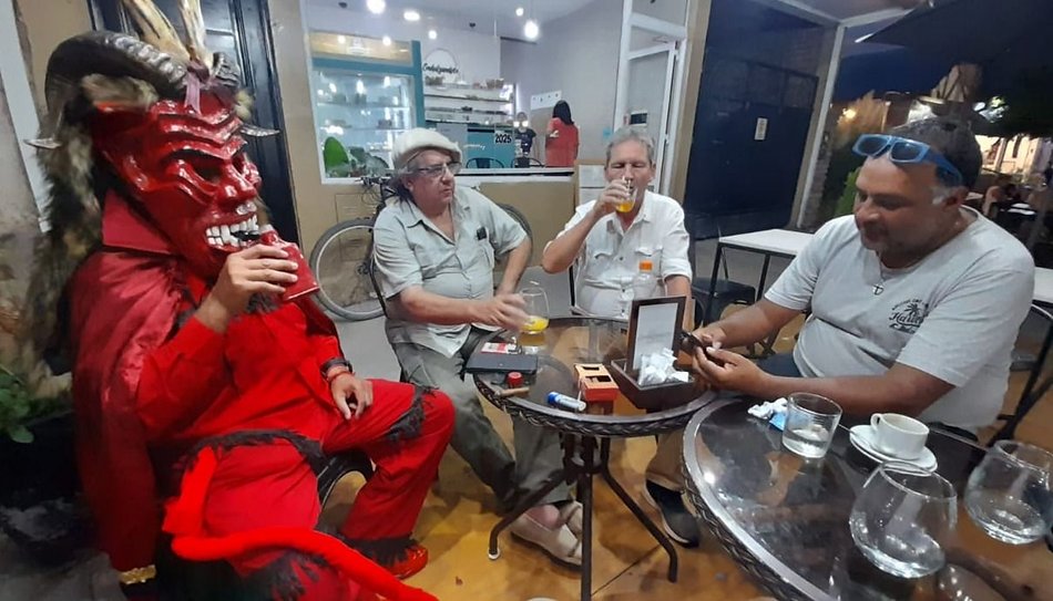 El Diablo anda suelto en Cerrillos: hasta se toma un café y charla con los vecinos