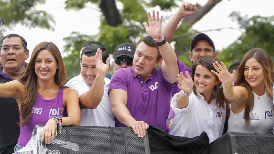 Ecuatorianos eligen a su presidente en unos comicios polarizados