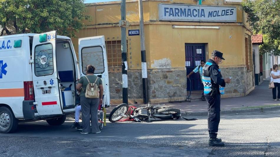 Dos heridos tras un choque en la intersección de las calles Mendoza y Moldes