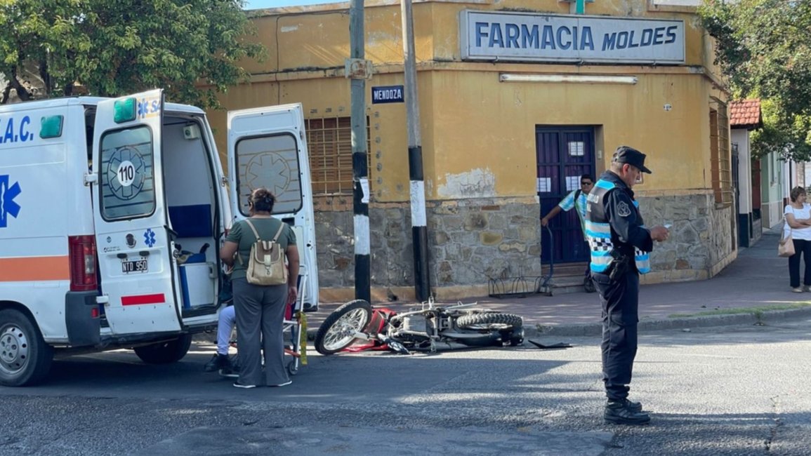 Dos heridos tras un choque en la intersección de las calles Mendoza y Moldes