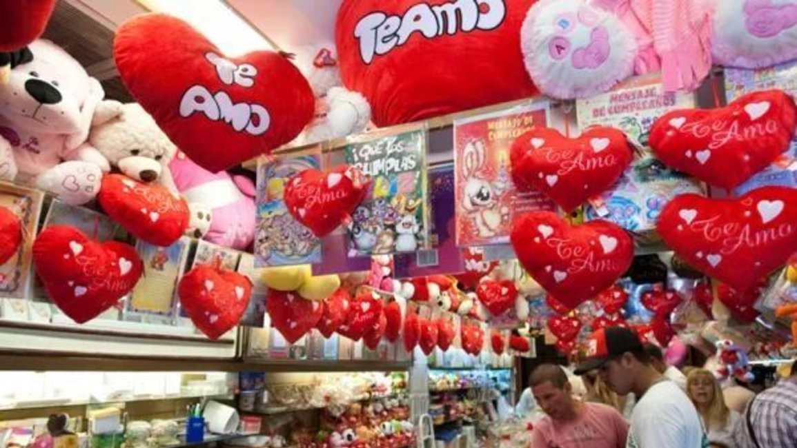 San Valentín: salteños se quejan de que el comercio ofrece pocos artículos para regalar a los hombres