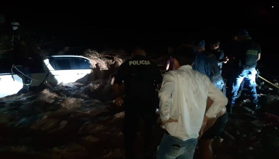 VIDEO. Intensas lluvias en Metán: el río Conchas se “tragó” dos camionetas todo terreno