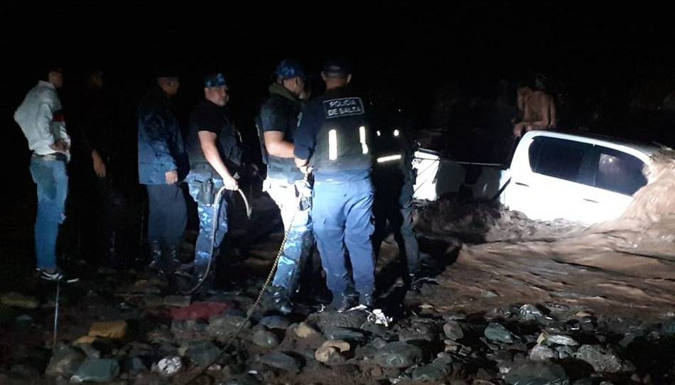 VIDEO. Intensas lluvias en Metán: el río Conchas se “tragó” dos camionetas todo terreno